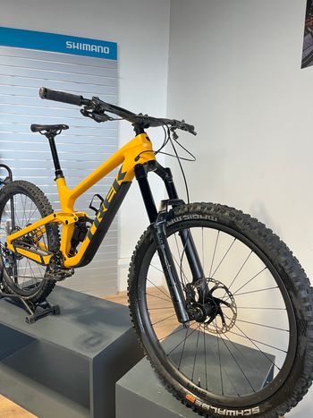 Used Trek Slash 9.8 XT Gen 5 2023 2023 Mountainbike, Negro — image 2 of 4