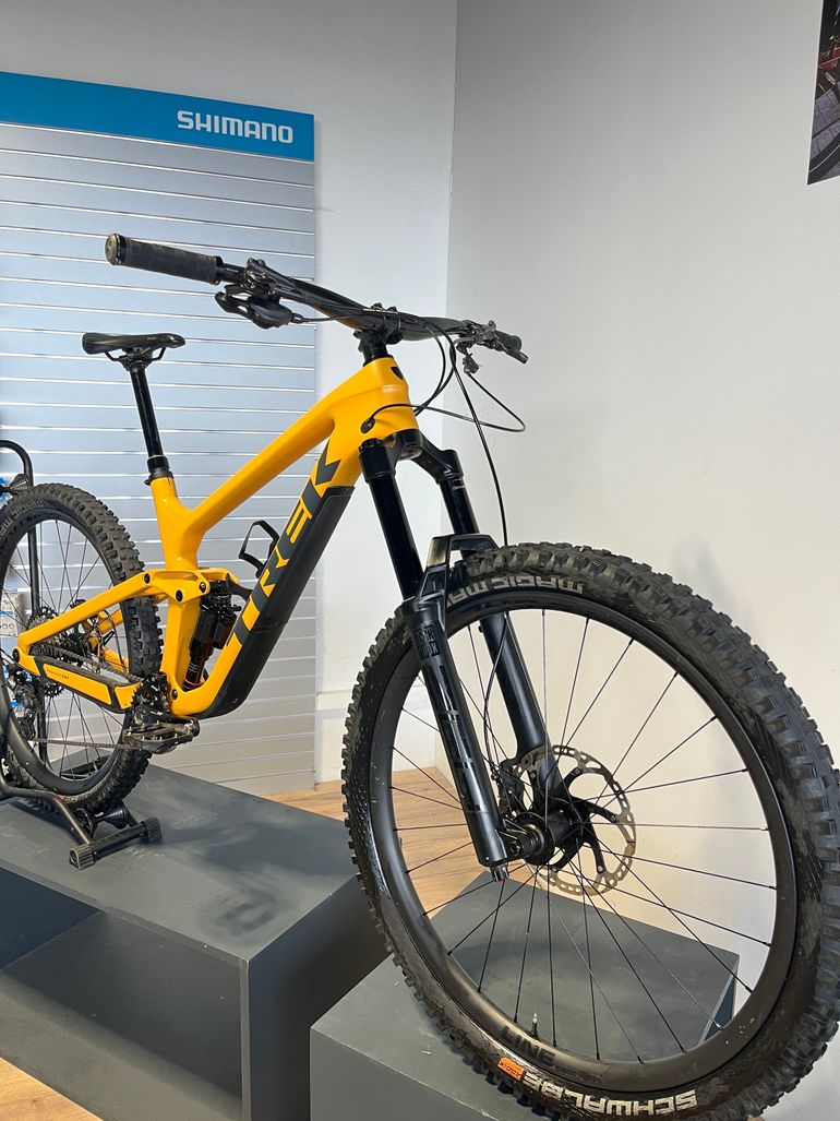 Used Trek Slash 9.8 XT Gen 5 2023 2023 Mountainbike, Negro — image 2 of 4