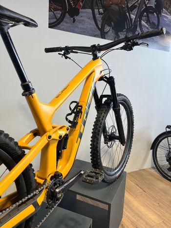 Used Trek Slash 9.8 XT Gen 5 2023 2023 Mountainbike, Negro — image 3 of 4