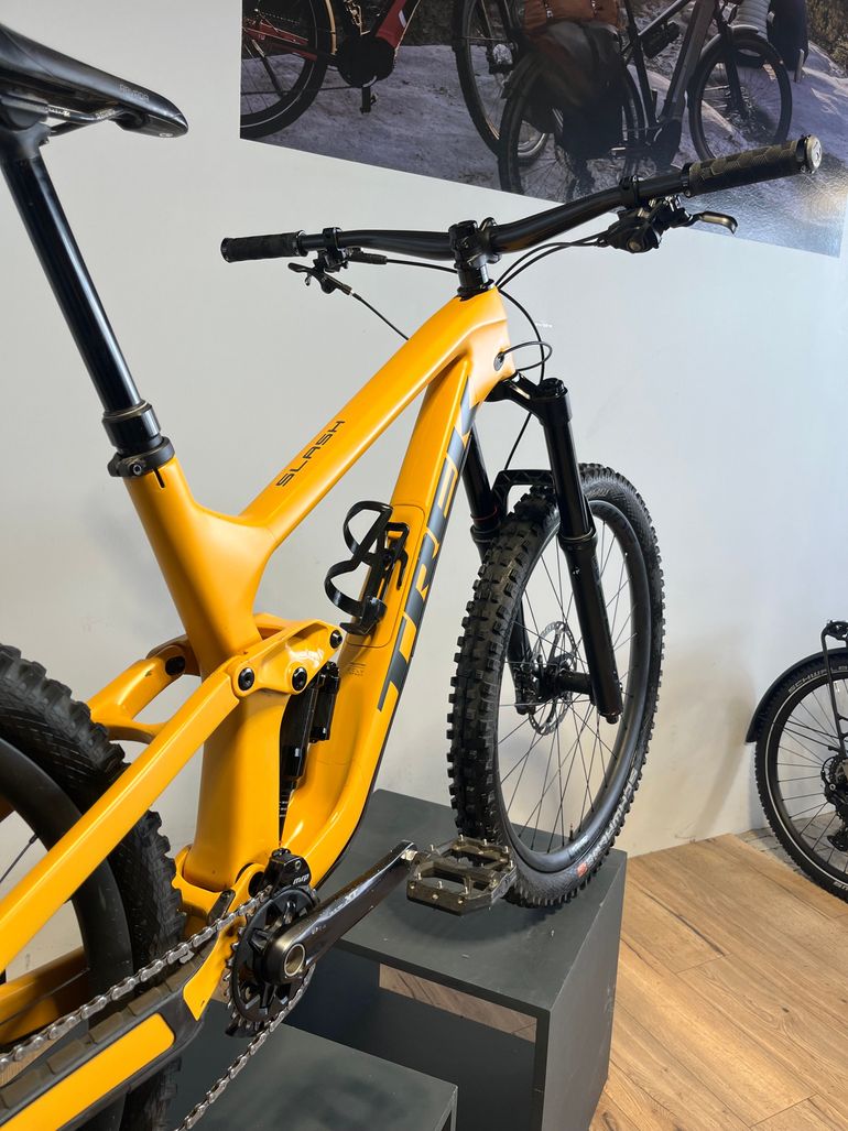 Used Trek Slash 9.8 XT Gen 5 2023 2023 Mountainbike, Negro — image 3 of 4