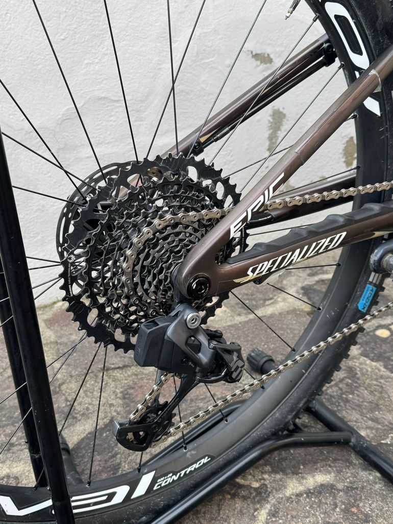 Used Specialized Epic Pro 2022 2022 Mountainbike, Black, 29 — image 5 of 9