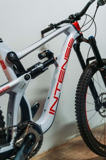 Used Intense CARBINE Expert 2021 2021 Mountainbike, White — image 2 of 11