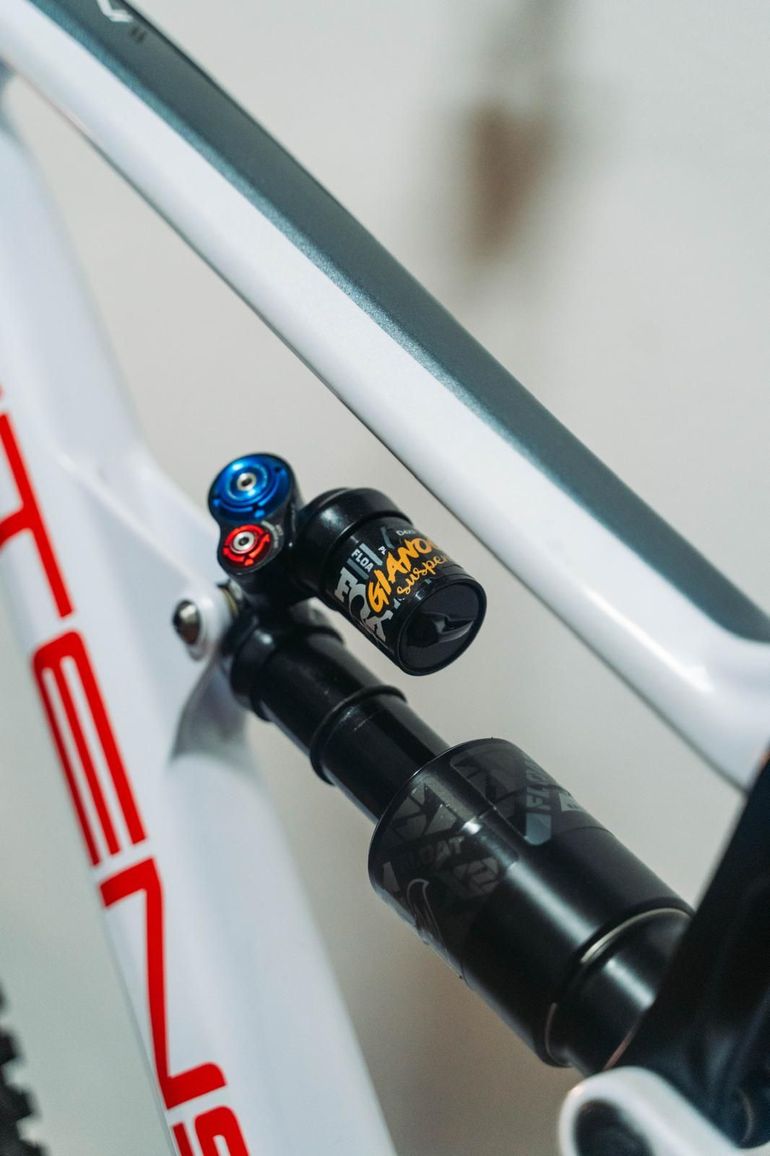 Used Intense CARBINE Expert 2021 2021 Mountainbike, White — image 8 of 11