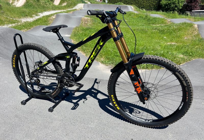 Used Trek Session Shimano Saint 2015 Mountainbike, Black — image 1 of 6