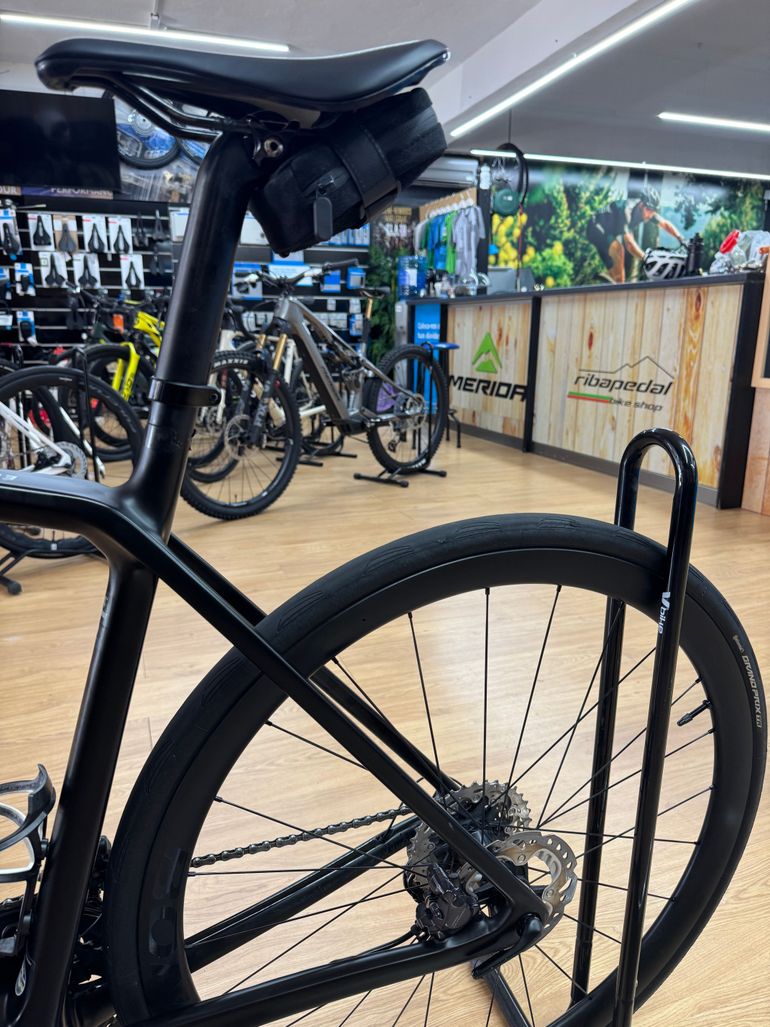 Used Trek Émonda SL 7 2024 2024 Road & Gravel, Black — image 6 of 8