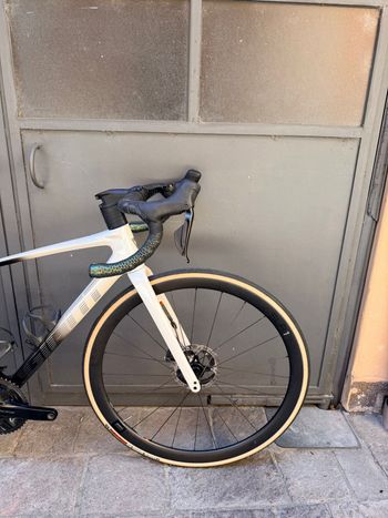 Used Giant Giant Defy Advanced Pro 1 105 Di2 XS 2025 Road & Gravel — image 2 of 8