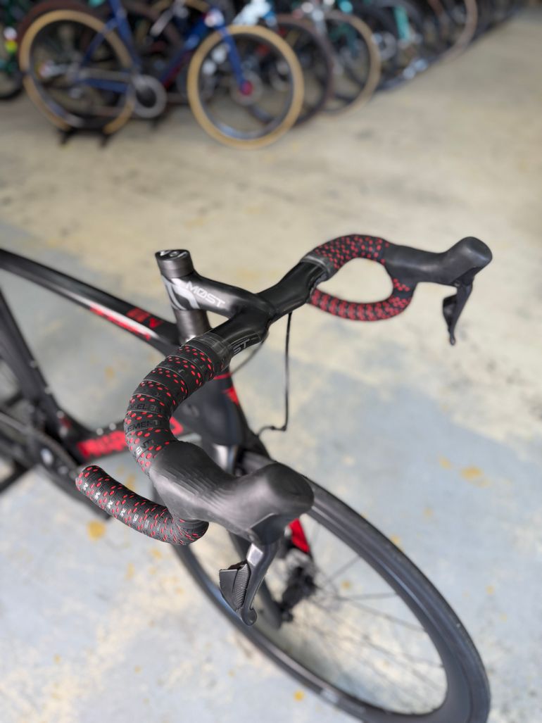 Used Pinarello Dogma F10 Di2 Carbon 2020 Road & Gravel, Black — image 5 of 24