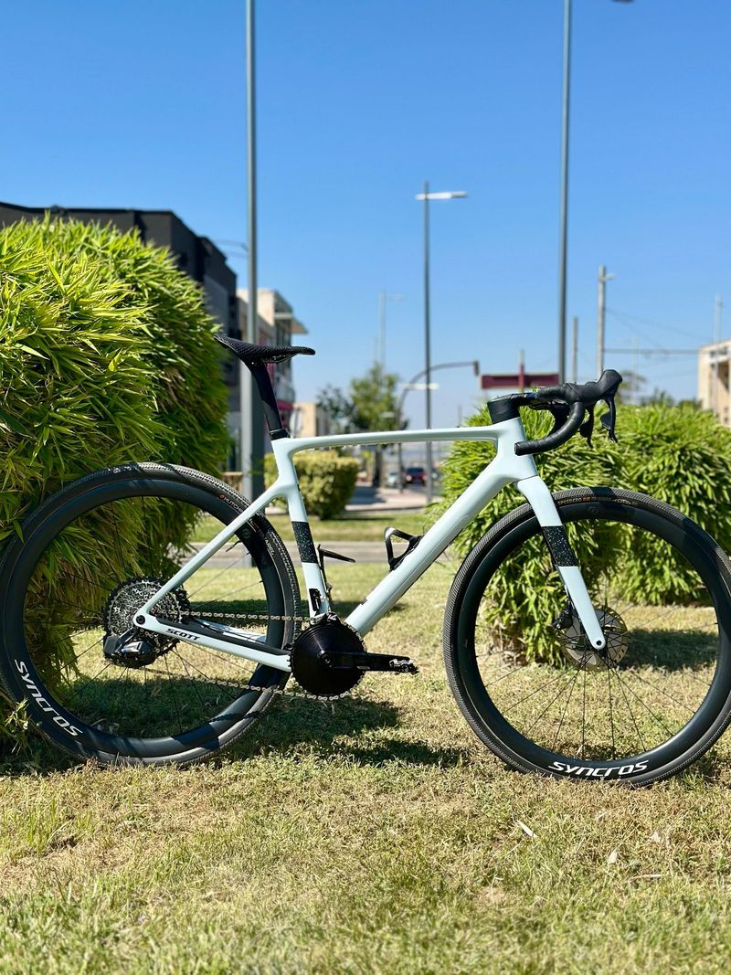 Used Scott Addict SRAM Force eTap AXS 2024 Road & Gravel