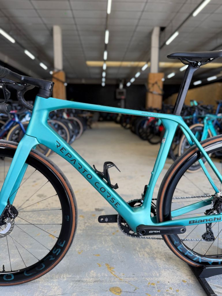 Used Bianchi Impulso RC Di2 Gravel 2024 Road & Gravel, Blu — image 25 of 26