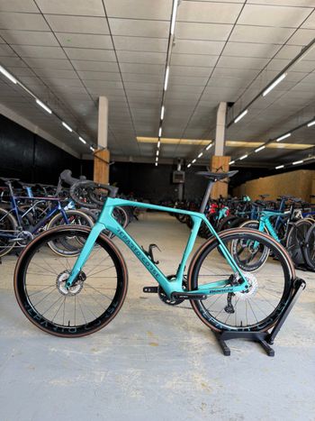 Used Bianchi Impulso RC Di2 Gravel 2024 Road & Gravel, Blu — image 19 of 26