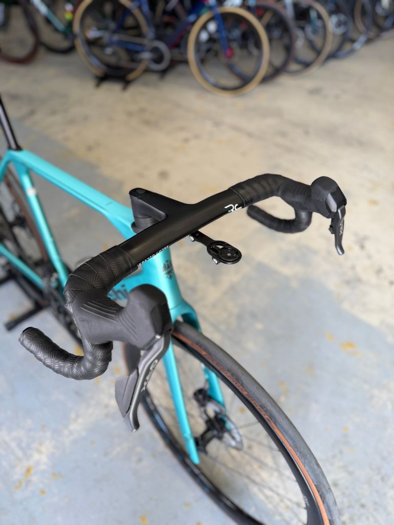 Used Bianchi Impulso RC Di2 Gravel 2024 Road & Gravel, Blu — image 7 of 26