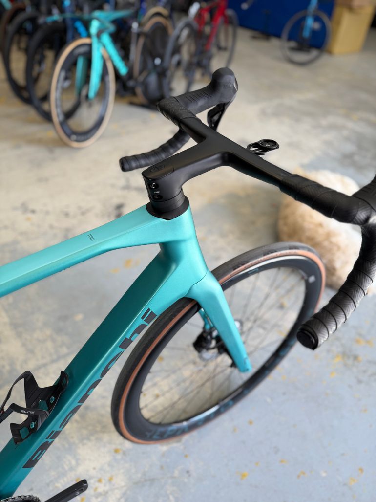 Used Bianchi Impulso RC Di2 Gravel 2024 Road & Gravel, Blu — image 8 of 26