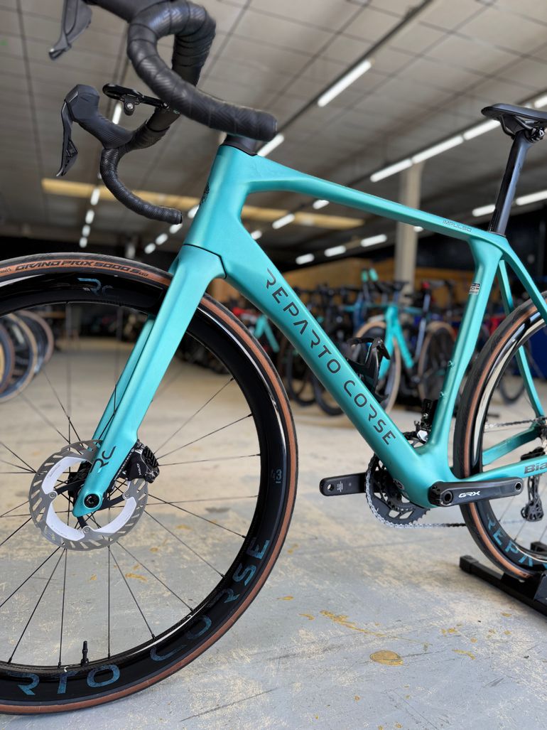 Used Bianchi Impulso RC Di2 Gravel 2024 Road & Gravel, Blu — image 21 of 26