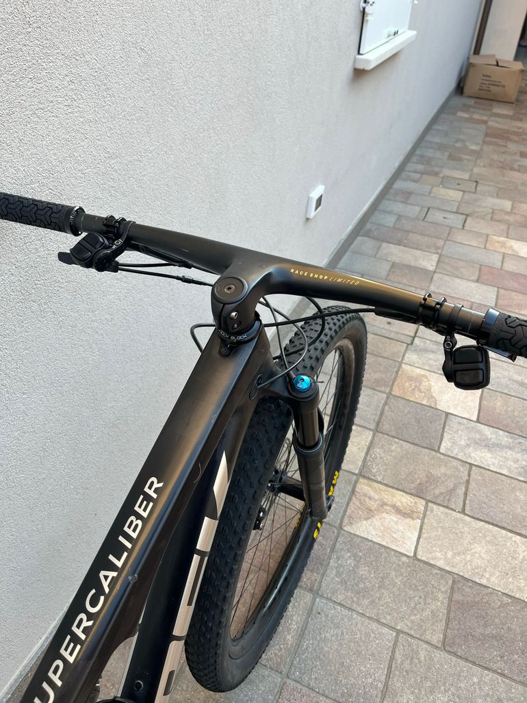 Used Trek Supercaliber SRAM GX Eagle AXS 2023 Mountainbike, Black — image 11 of 14
