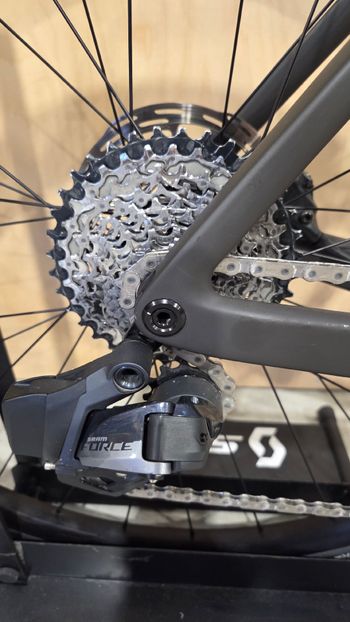 Used Scott Addict RC 20 2024 2024 Road & Gravel, Green — image 3 of 3