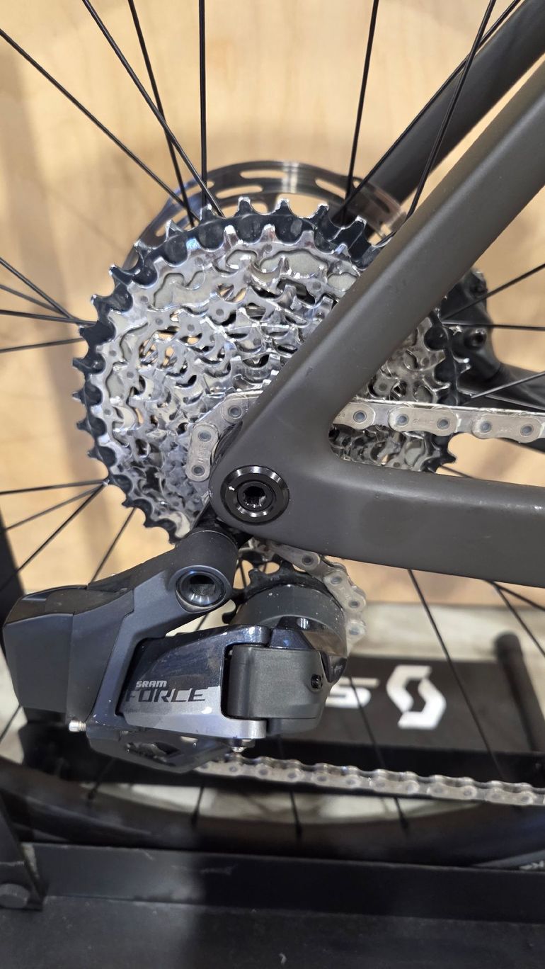 Used Scott Addict RC 20 2024 2024 Road & Gravel, Green — image 3 of 3