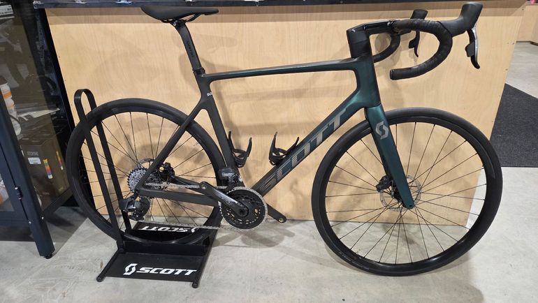 Used Scott Addict RC 20 2024 2024 Road & Gravel, Green — image 1 of 3