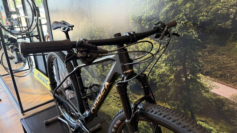 Used Orbea ALMA M30 2024 2024 Mountainbike, Black, 29 — image 5 of 8