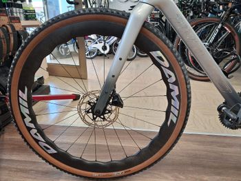 Used Triaero Triaero Custom SRAM Force eTap AXS 2025 Road & Gravel, Light Gray — image 6 of 7