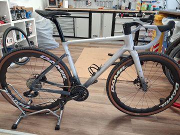 Used Triaero Custom SRAM Force eTap AXS 2025 Road & Gravel