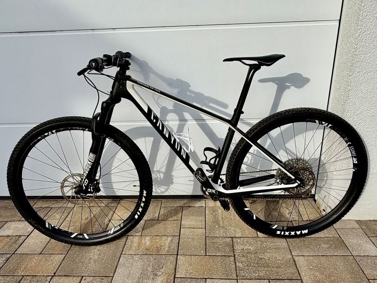 Used Canyon Exceed CF SLX 9.0 Pro Race 2019 2019 Mountainbike, Black, 29 — image 2 of 8