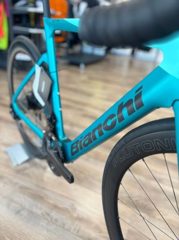 Used Bianchi e-Oltre Ultegra Di2 2025 2025 Road & Gravel, Green — image 3 of 16