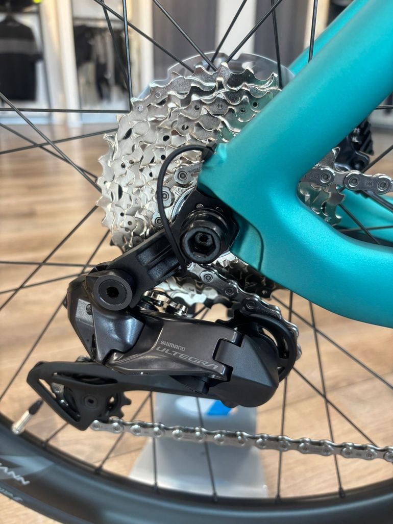 Used Bianchi e-Oltre Ultegra Di2 2025 2025 Road & Gravel, Green — image 8 of 16