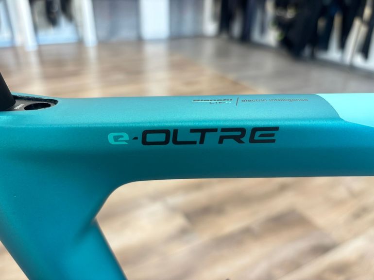 Used Bianchi e-Oltre Ultegra Di2 2025 2025 Road & Gravel, Green — image 4 of 16