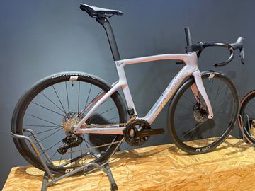Pinarello F3 105 Di2 2026 2026 Road & Gravel usato, Grigio chiaro — immagine 2 di 8