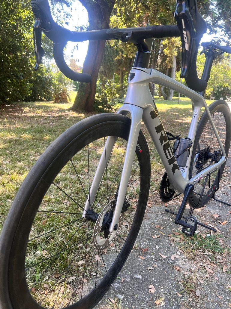 Used Trek Émonda SL 5 Disc 2022 2022 Road & Gravel, Light Gray — image 6 of 7