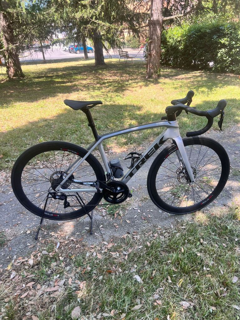 Used Trek Émonda SL 5 Disc 2022 2022 Road & Gravel, Light Gray — image 4 of 7