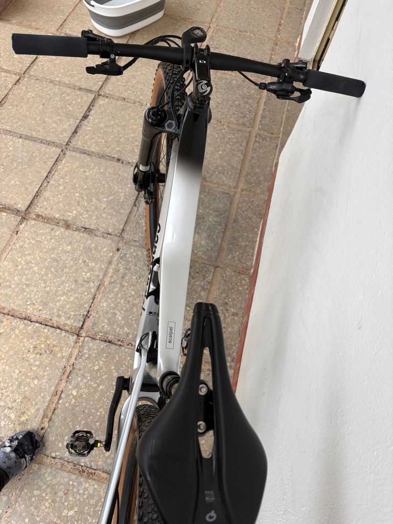 Used Cannondale Scalpel Shimano Deore XT 2023 Mountainbike, Light Gray — image 7 of 9