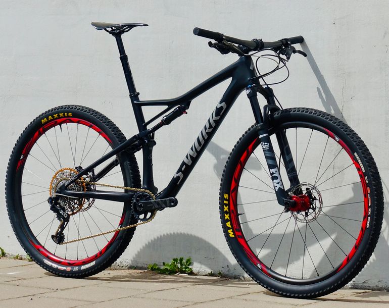 Used Specialized Epic Ultralight 2019 2019 Mountainbike, Black — image 1 of 12