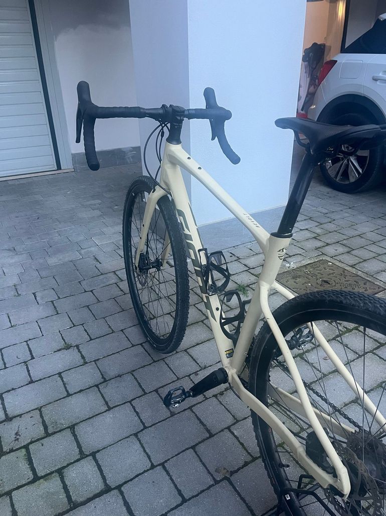 Used Giant Revolt 1 2025 2025 Road & Gravel, Light Gray — image 6 of 7