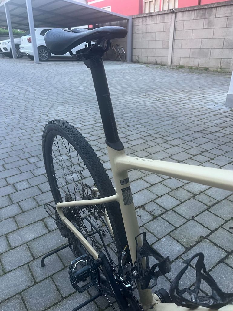 Used Giant Revolt 1 2025 2025 Road & Gravel, Light Gray — image 7 of 7