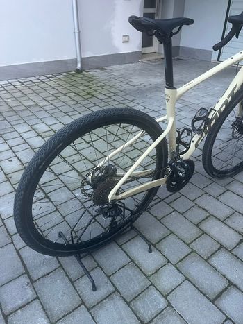Used Giant Revolt 1 2025 2025 Road & Gravel, Light Gray — image 2 of 7