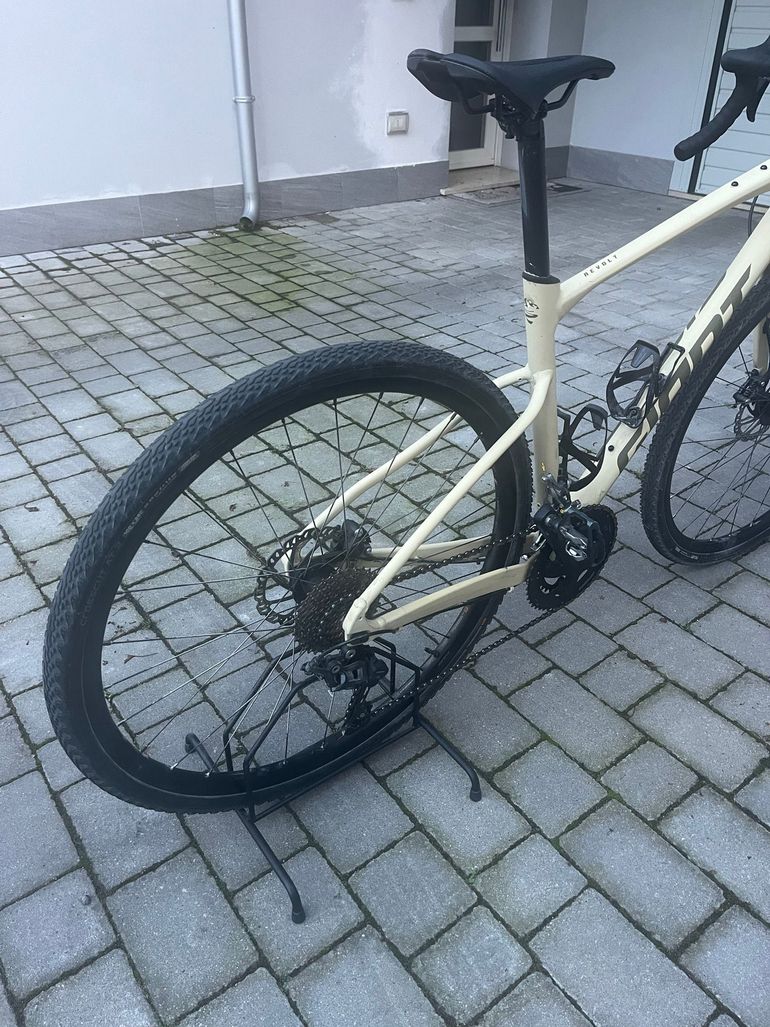 Used Giant Revolt 1 2025 2025 Road & Gravel, Light Gray — image 2 of 7