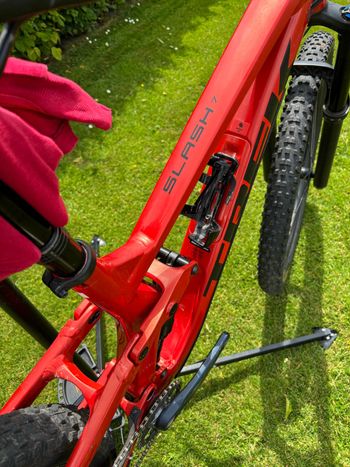 Used Trek Slash 7 Gen 5 2023 2023 Mountainbike — image 9 of 12
