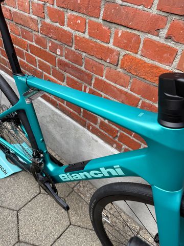Used Bianchi Infinito Shimano 105 2027 Road & Gravel, Green — image 8 of 9