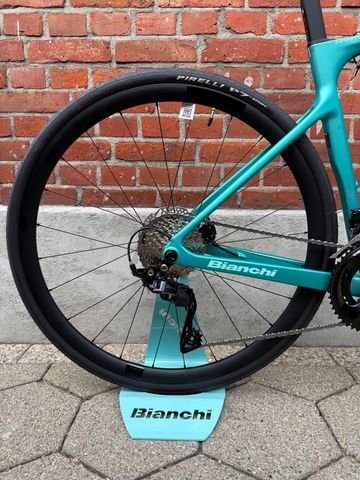 Used Bianchi Infinito Shimano 105 2027 Road & Gravel, Green — image 2 of 9