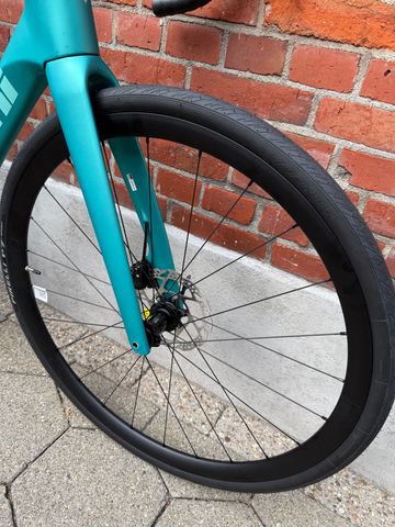 Used Bianchi Infinito Shimano 105 2027 Road & Gravel, Green — image 4 of 9