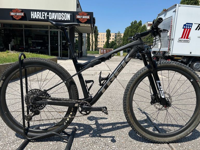Used Trek 9.8 Gen 1 (2021) 2021 Mountainbike, Black — image 1 of 6
