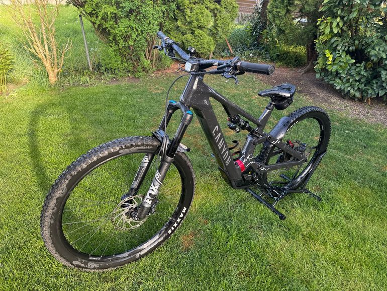 Used Canyon Spectral:ON CF 8 2023 2023 Mountainbike, Light Gray, 29, 27.5 — image 2 of 3