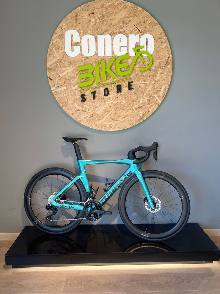 Used Bianchi Oltre Comp 105 Di2 2025 2025 Road & Gravel, Black — image 1 of 12