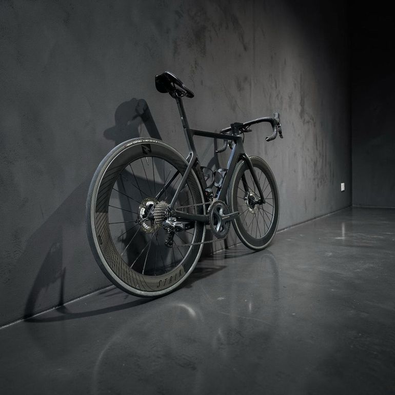 Used Canyon Aeroad CF SLX Disc 8.0 Di2 2018 2018 Road & Gravel — image 4 of 7