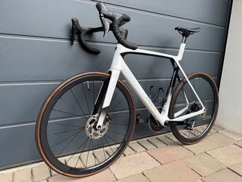 Used Trek Madone SL 6 Gen 8 2025 2025 Road & Gravel, White — image 18 of 20