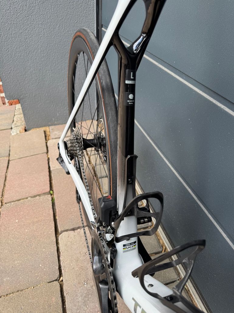 Used Trek Madone SL 6 Gen 8 2025 2025 Road & Gravel, White — image 17 of 20
