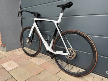 Used Trek Madone SL 6 Gen 8 2025 2025 Road & Gravel, White — image 19 of 20