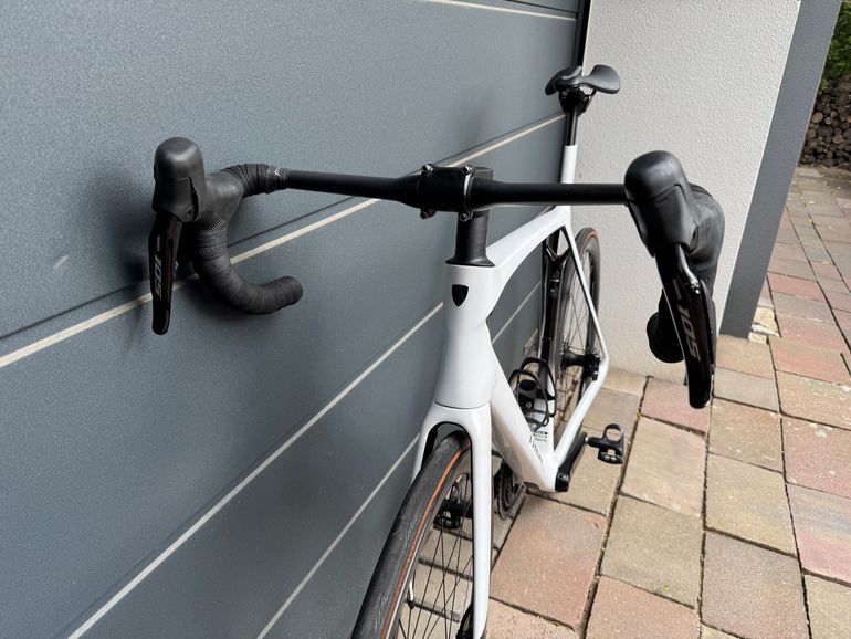 Used Trek Madone SL 6 Gen 8 2025 2025 Road & Gravel, White — image 13 of 20