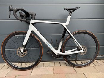 Used Trek Madone SL 6 Gen 8 2025 2025 Road & Gravel, White — image 2 of 20